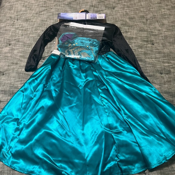 NWT Disney Frozen 2 Queen Anna Halloween Costume size 4-6x - Picture 3 of 3
